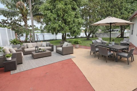 Casa en alquiler en Lauderdale Lakes, Florida, 6 dormitorios, 196.49 m2 № 2023280 - foto 24