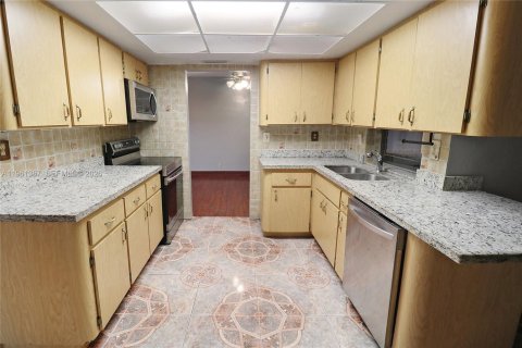 Casa en alquiler en Lauderdale Lakes, Florida, 6 dormitorios, 196.49 m2 № 2023280 - foto 21