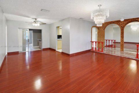 Casa en alquiler en Lauderdale Lakes, Florida, 6 dormitorios, 196.49 m2 № 2023280 - foto 4