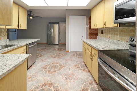 Casa en alquiler en Lauderdale Lakes, Florida, 6 dormitorios, 196.49 m2 № 2023280 - foto 17