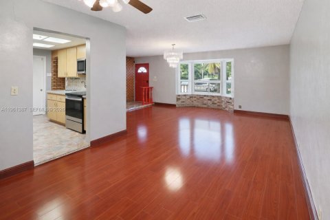 Casa en alquiler en Lauderdale Lakes, Florida, 6 dormitorios, 196.49 m2 № 2023280 - foto 8