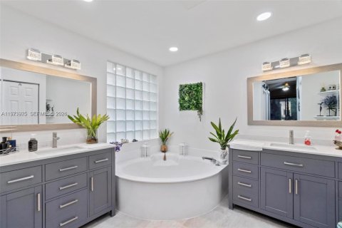 Villa ou maison à vendre à Pembroke Pines, Floride: 4 chambres, 203.36 m2 № 2041127 - photo 15