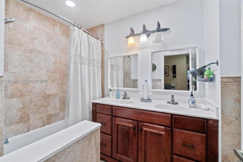 Villa ou maison à vendre à Pembroke Pines, Floride: 4 chambres, 203.36 m2 № 2041127 - photo 19