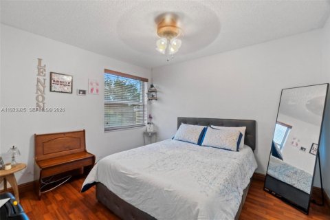 Villa ou maison à vendre à Pembroke Pines, Floride: 4 chambres, 203.36 m2 № 2041127 - photo 17