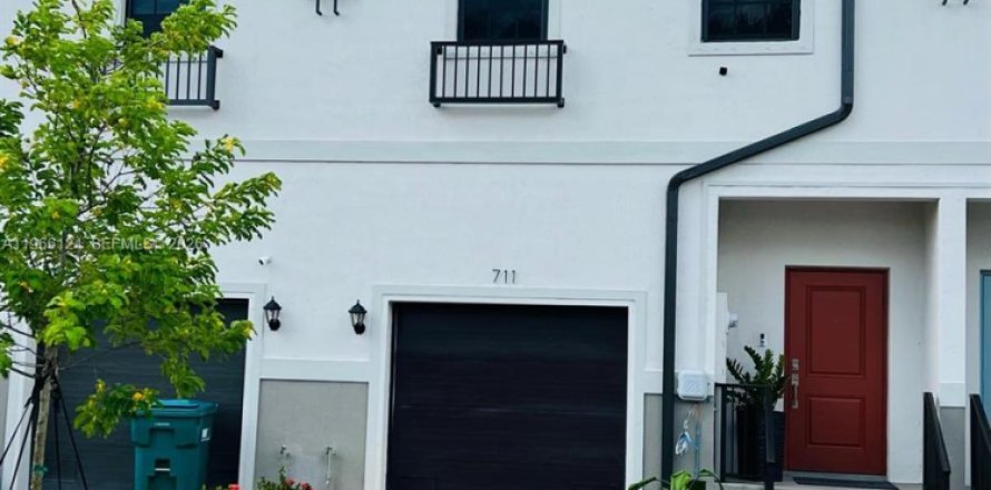 House in Florida City, Florida 3 bedrooms, 136.19 sq.m. № 2027898