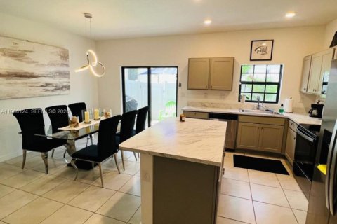 House in Florida City, Florida 3 bedrooms, 136.19 sq.m. № 2027898 - photo 3