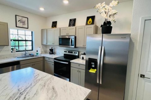 House in Florida City, Florida 3 bedrooms, 136.19 sq.m. № 2027898 - photo 2