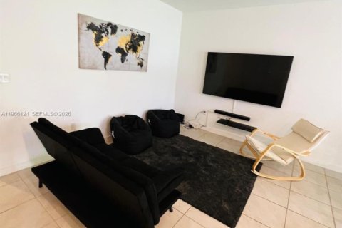 House in Florida City, Florida 3 bedrooms, 136.19 sq.m. № 2027898 - photo 5