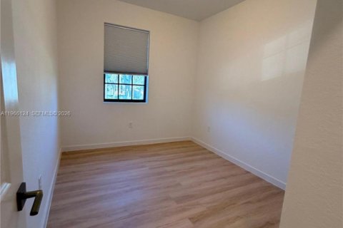 House in Florida City, Florida 3 bedrooms, 136.19 sq.m. № 2027898 - photo 15