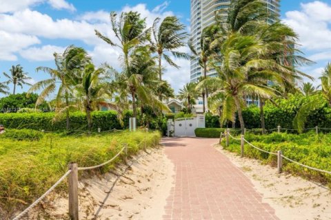 Condo in Miami Beach, Florida, 2 bedrooms  № 1897977 - photo 24