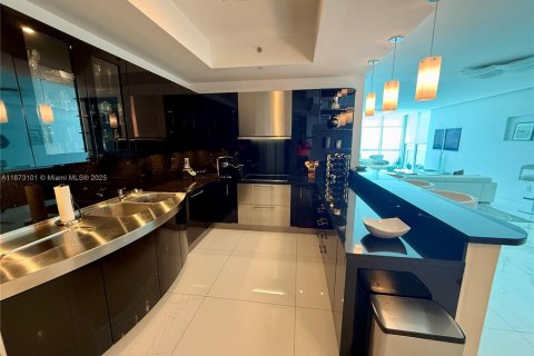 Condo in Miami Beach, Florida, 2 bedrooms  № 1897977 - photo 4