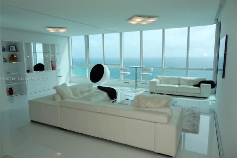 Condo in Miami Beach, Florida, 2 bedrooms  № 1897977 - photo 1