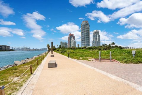 Condo in Miami Beach, Florida, 2 bedrooms  № 1897977 - photo 27