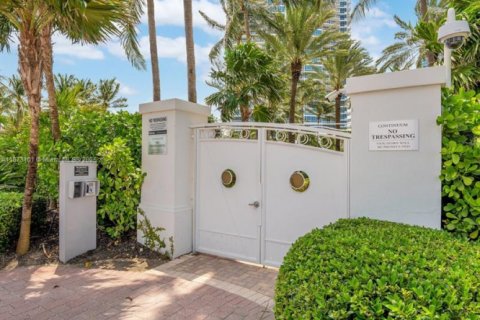 Condo in Miami Beach, Florida, 2 bedrooms  № 1897977 - photo 23