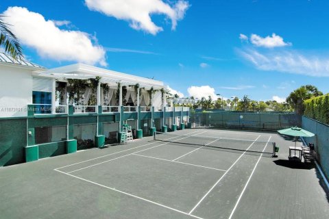 Condo in Miami Beach, Florida, 2 bedrooms  № 1897977 - photo 18