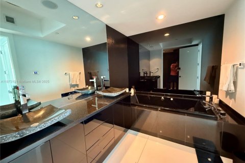 Condo in Miami Beach, Florida, 2 bedrooms  № 1897977 - photo 8