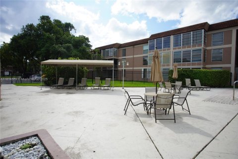 Condo in Tamarac, Florida, 2 bedrooms  № 1766368 - photo 28