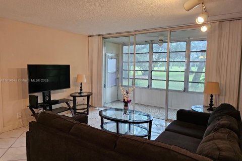 Condo in Tamarac, Florida, 2 bedrooms  № 1766368 - photo 4