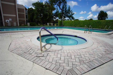 Condo in Tamarac, Florida, 2 bedrooms  № 1766368 - photo 27