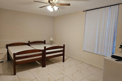 Condo in Tamarac, Florida, 2 bedrooms  № 1766368 - photo 8