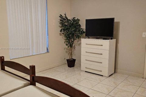 Condo in Tamarac, Florida, 2 bedrooms  № 1766368 - photo 10