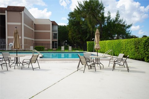 Condo in Tamarac, Florida, 2 bedrooms  № 1766368 - photo 25
