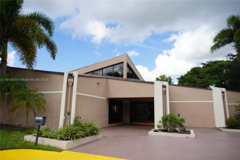 Condo in Tamarac, Florida, 2 bedrooms  № 1766368 - photo 20