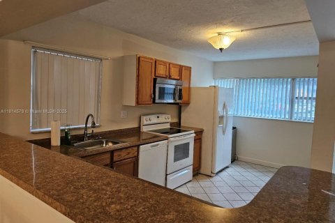 Condo in Tamarac, Florida, 2 bedrooms  № 1766368 - photo 7