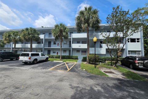 Condo in Tamarac, Florida, 2 bedrooms  № 1766368 - photo 1