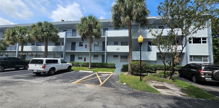 Condo in Tamarac, Florida, 2 bedrooms № 1766368
