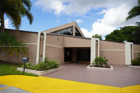 Condo in Tamarac, Florida, 2 bedrooms  № 1766368 - photo 21