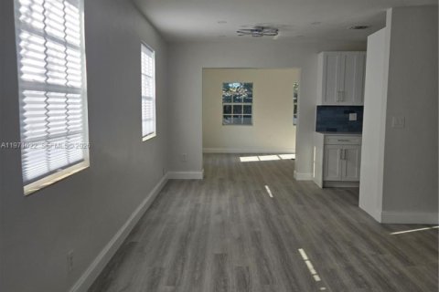 Villa ou maison à vendre à North Miami Beach, Floride: 3 chambres, 103.12 m2 № 2042688 - photo 3