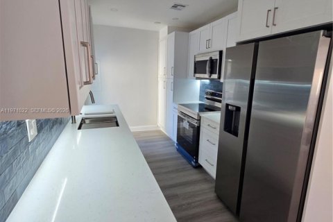 Villa ou maison à vendre à North Miami Beach, Floride: 3 chambres, 103.12 m2 № 2042688 - photo 14