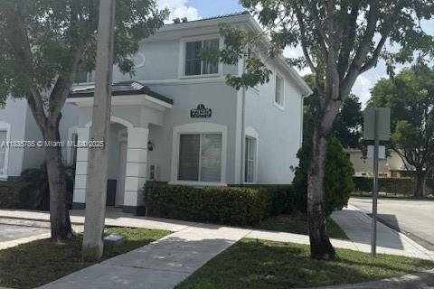 Townhouse in Miami Lakes, Florida 3 bedrooms № 1818609 - photo 1