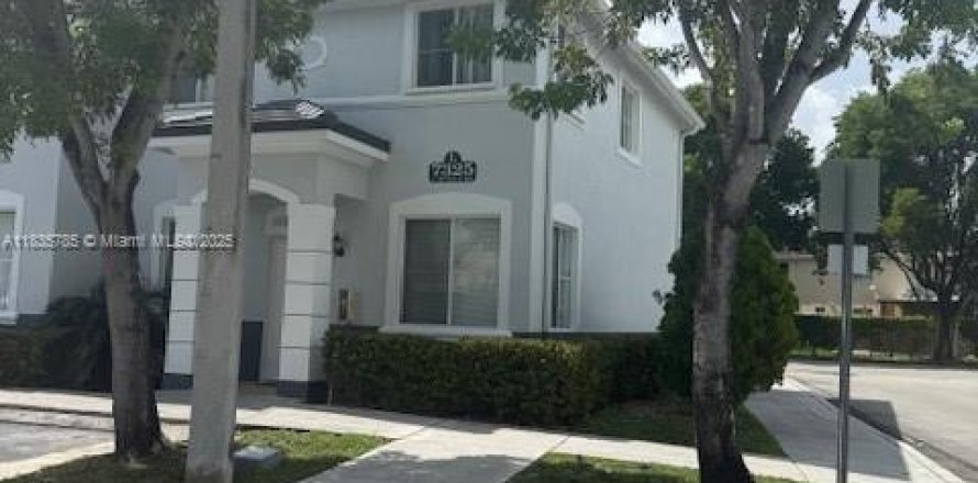 Townhouse in Miami Lakes, Florida 3 bedrooms № 1818609