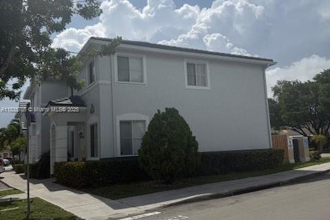 Townhouse in Miami Lakes, Florida 3 bedrooms № 1818609 - photo 2
