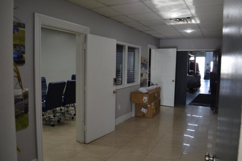 Купить коммерческую недвижимость в Санрайз, Флорида № 2249447 - фото 16