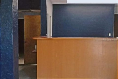 Propiedad comercial en alquiler en Gainesville, Florida, 293.48 m2 № 1732554 - foto 4