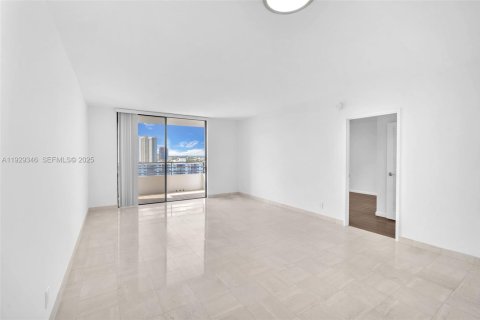 Copropriété à louer à Hallandale Beach, Floride: 1 chambre, 76.92 m2 № 1987616 - photo 14