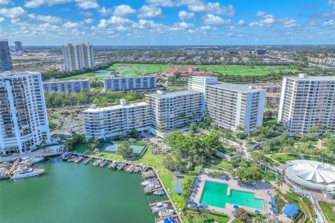 Copropriété à louer à Hallandale Beach, Floride: 1 chambre, 76.92 m2 № 1987616 - photo 1