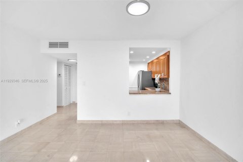 Copropriété à louer à Hallandale Beach, Floride: 1 chambre, 76.92 m2 № 1987616 - photo 6