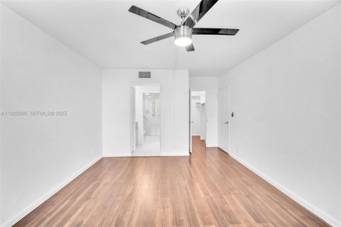 Copropriété à louer à Hallandale Beach, Floride: 1 chambre, 76.92 m2 № 1987616 - photo 9