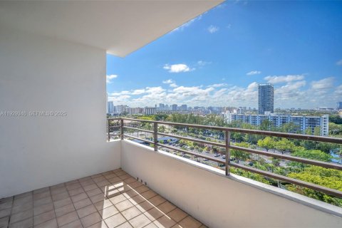 Copropriété à louer à Hallandale Beach, Floride: 1 chambre, 76.92 m2 № 1987616 - photo 17