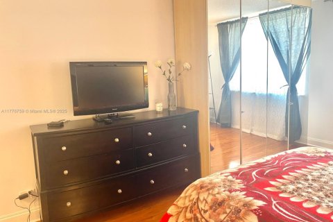 Condo in Sunny Isles Beach, Florida, 1 bedroom  № 1868280 - photo 16