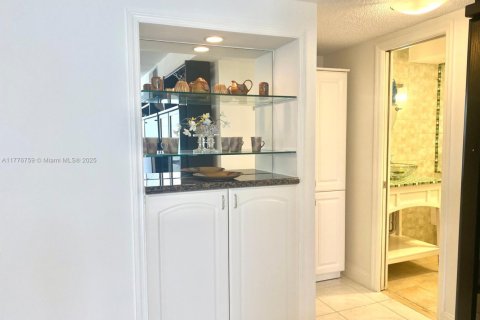Condo in Sunny Isles Beach, Florida, 1 bedroom  № 1868280 - photo 5