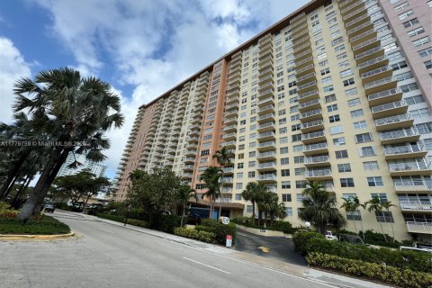 Condo in Sunny Isles Beach, Florida, 1 bedroom  № 1868280 - photo 30