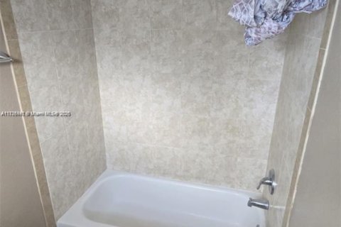 Condo in Oakland Park, Florida, 1 bedroom  № 1794614 - photo 11