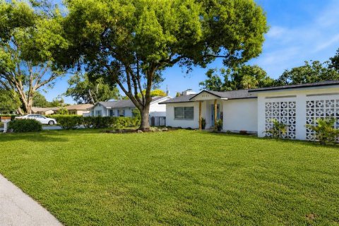 House in Temple Terrace, Florida 4 bedrooms, 177.81 sq.m. № 2142370 - photo 27