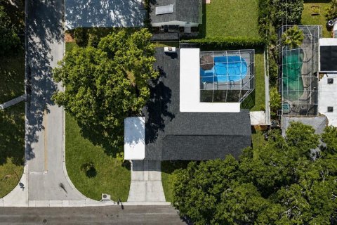 House in Temple Terrace, Florida 4 bedrooms, 177.81 sq.m. № 2142370 - photo 5