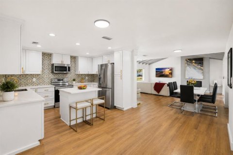 House in Temple Terrace, Florida 4 bedrooms, 177.81 sq.m. № 2142370 - photo 6